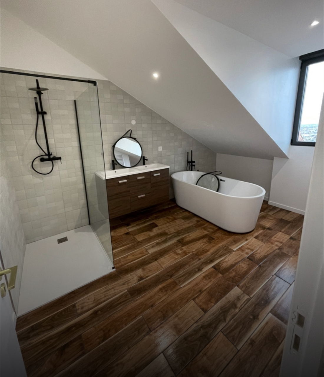 Salle de bain moderne rénovée avec douche à l’italienne et double vasque – G&M Bâtiment