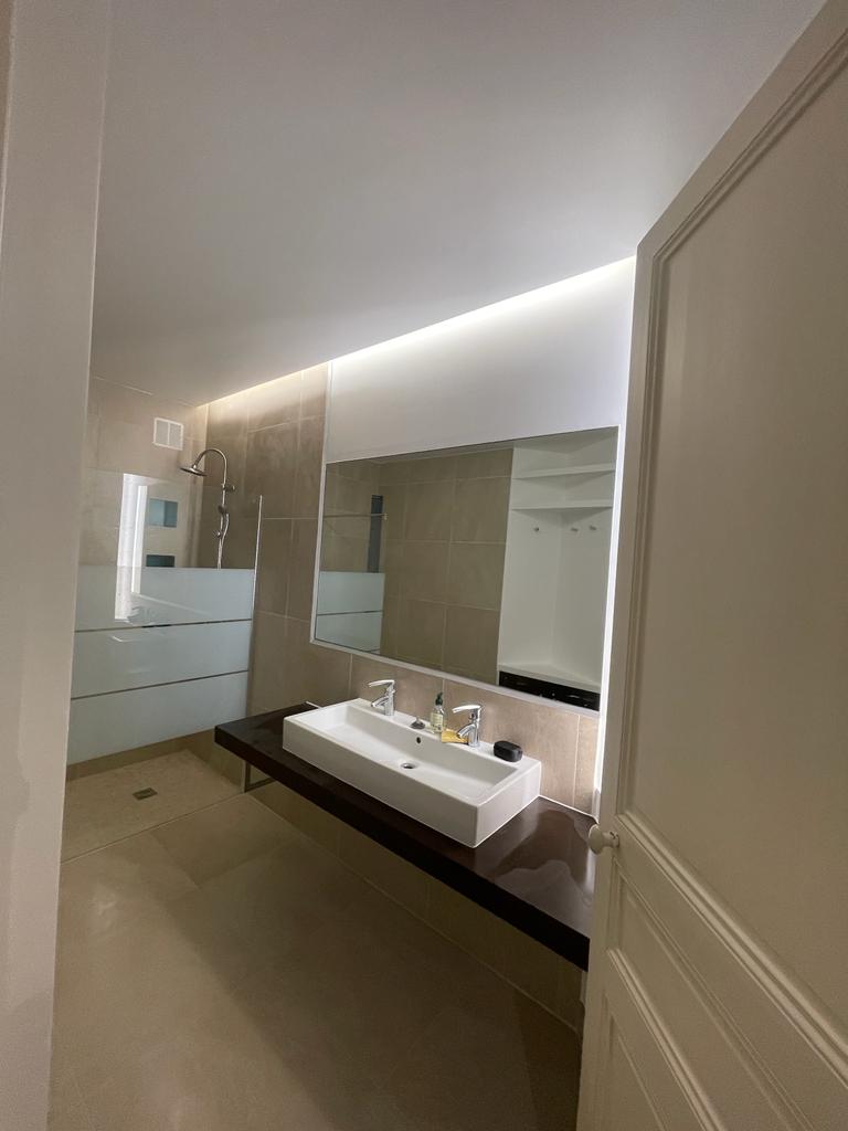 Salle de bain rénovée avec banc spa et receveur carrelé à Paris 15