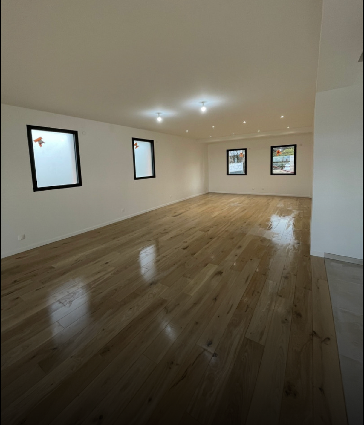 Salon rénové avec peinture moderne et nouveau sol à Yerres
