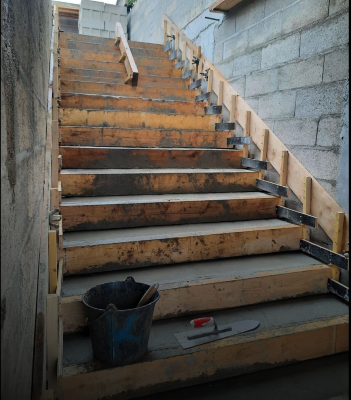 Escalier en bois sur mesure en cours d'installation à Brunoy