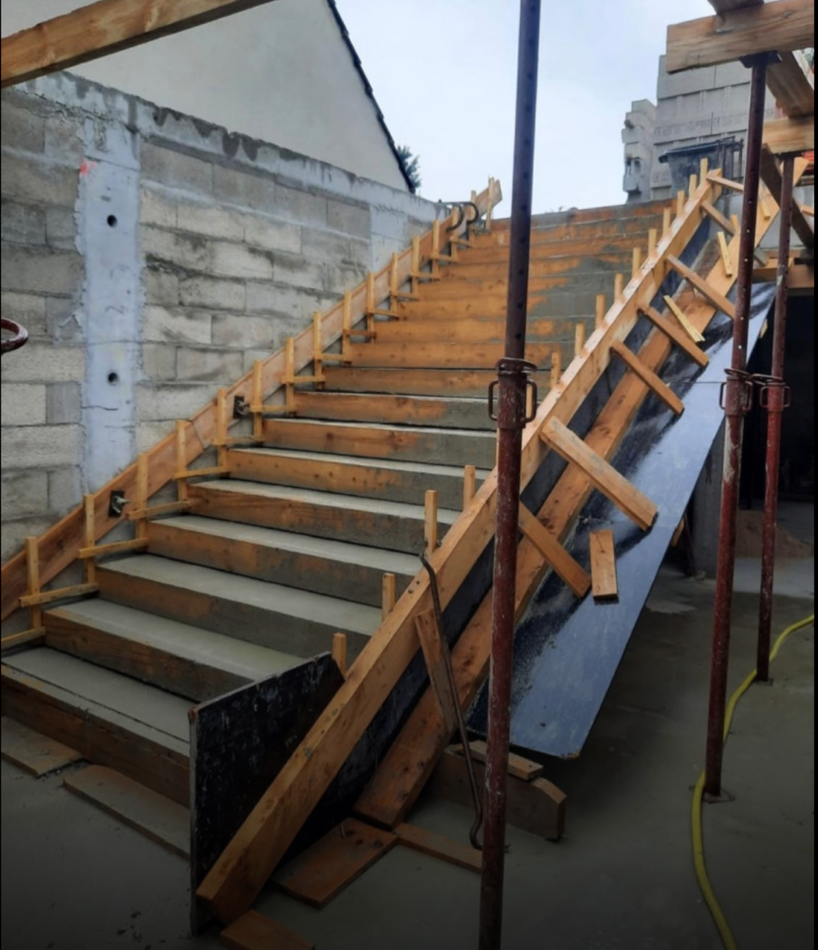 Vue latérale de l’escalier fini avec garde-corps en bois