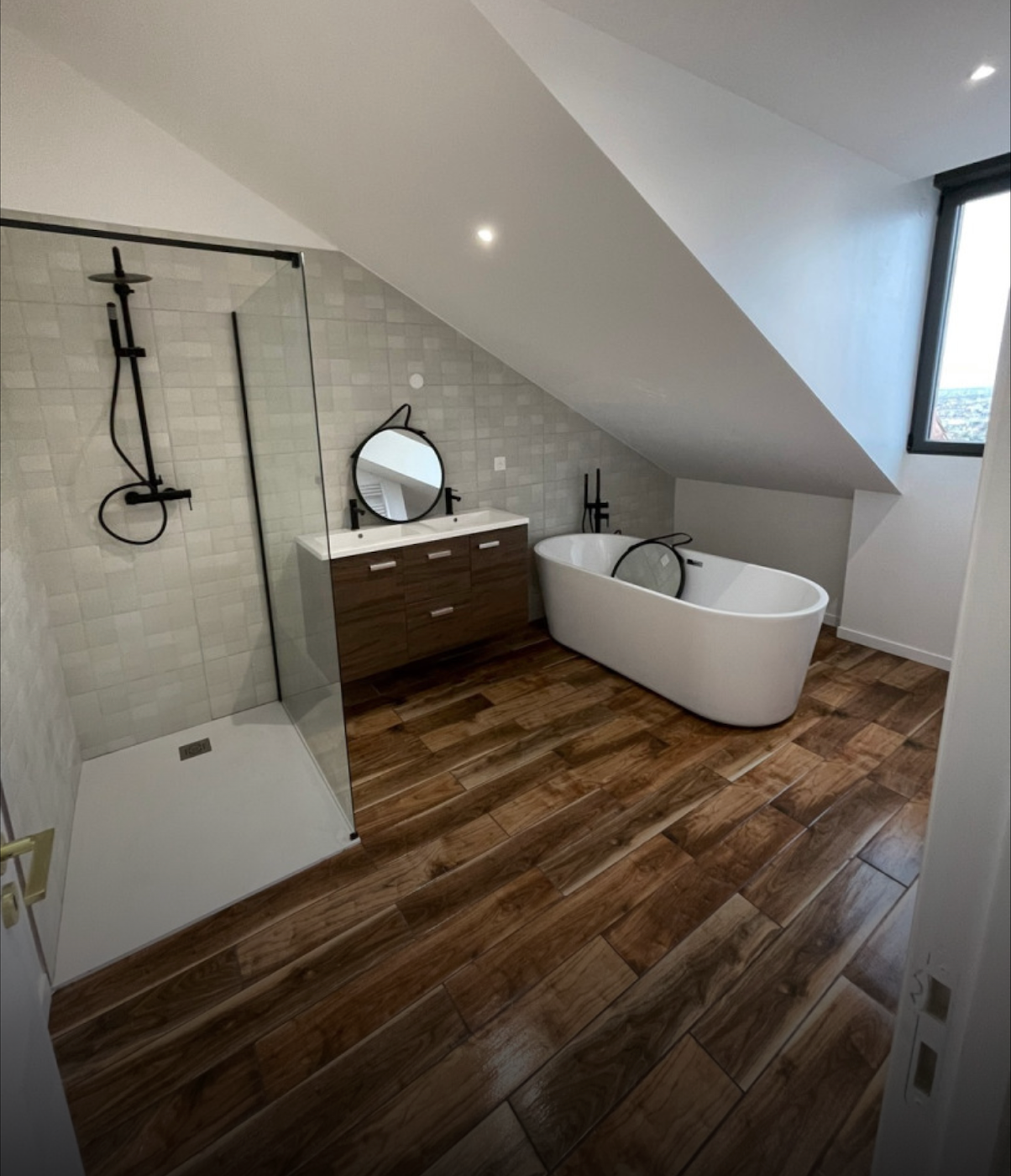 Salle de bain refaite – Projet Yerres Salle de bain moderne avec carrelage et douche à l’italienne