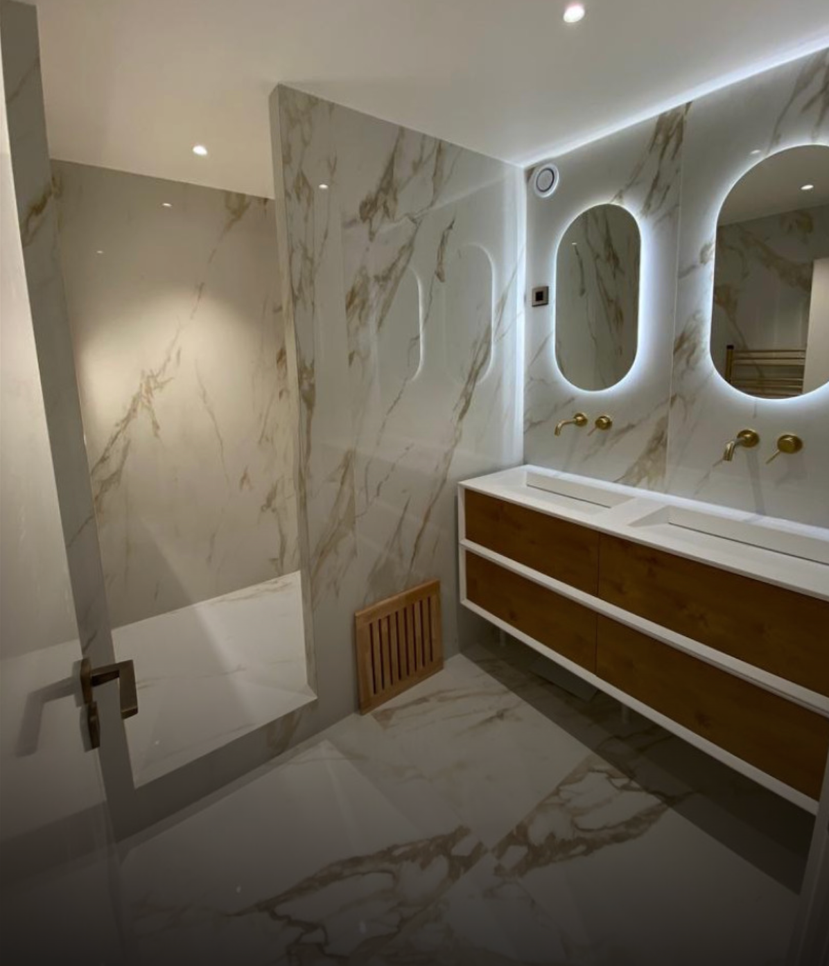 Lavabo et meuble vasque moderne dans salle de bain refaite