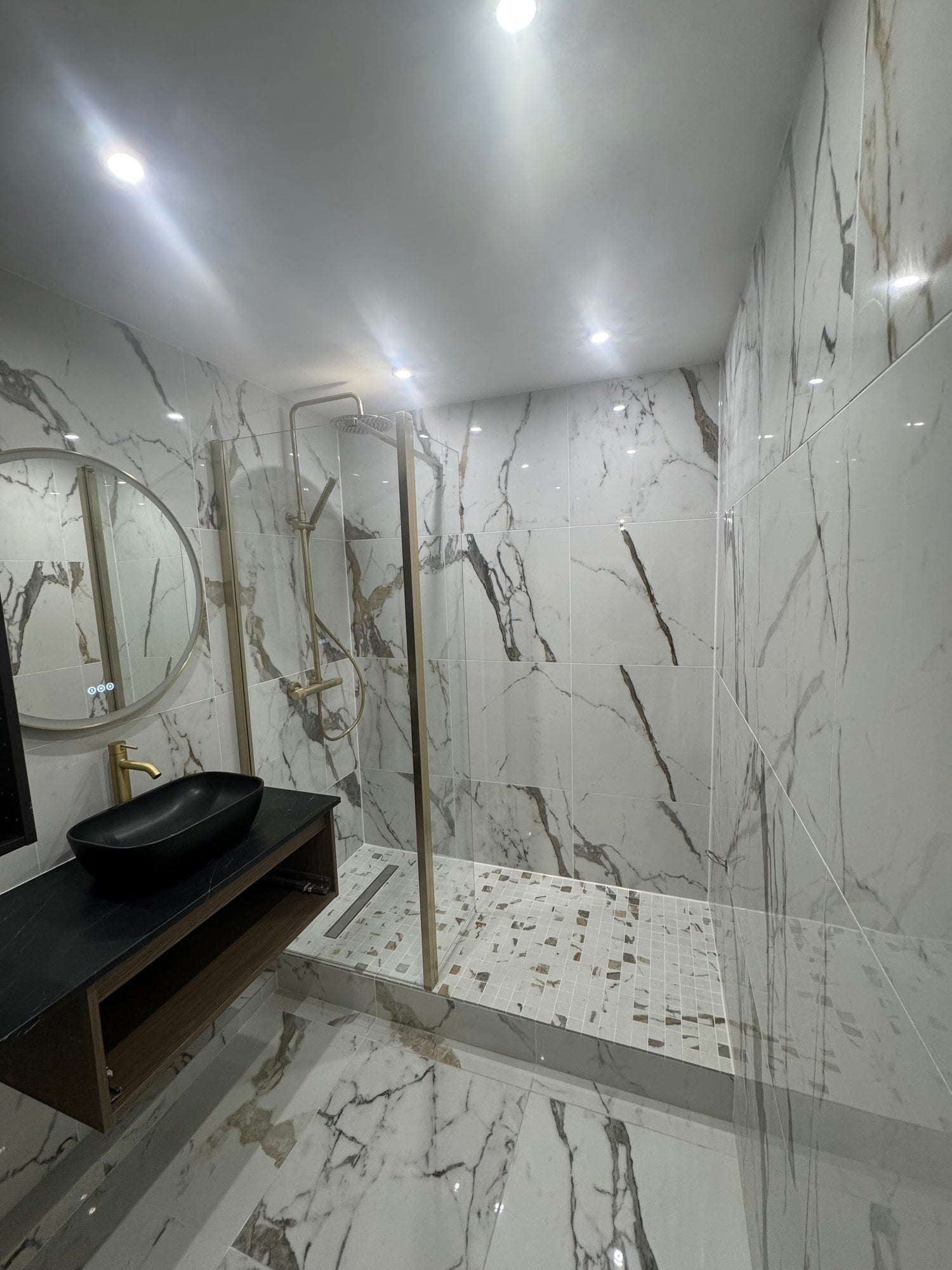 Salle de bain rénovée à Paris 15 - carrelage effet marbre Vue d'ensemble de la salle de bain rénovée à Paris 15 avec carrelage effet marbre