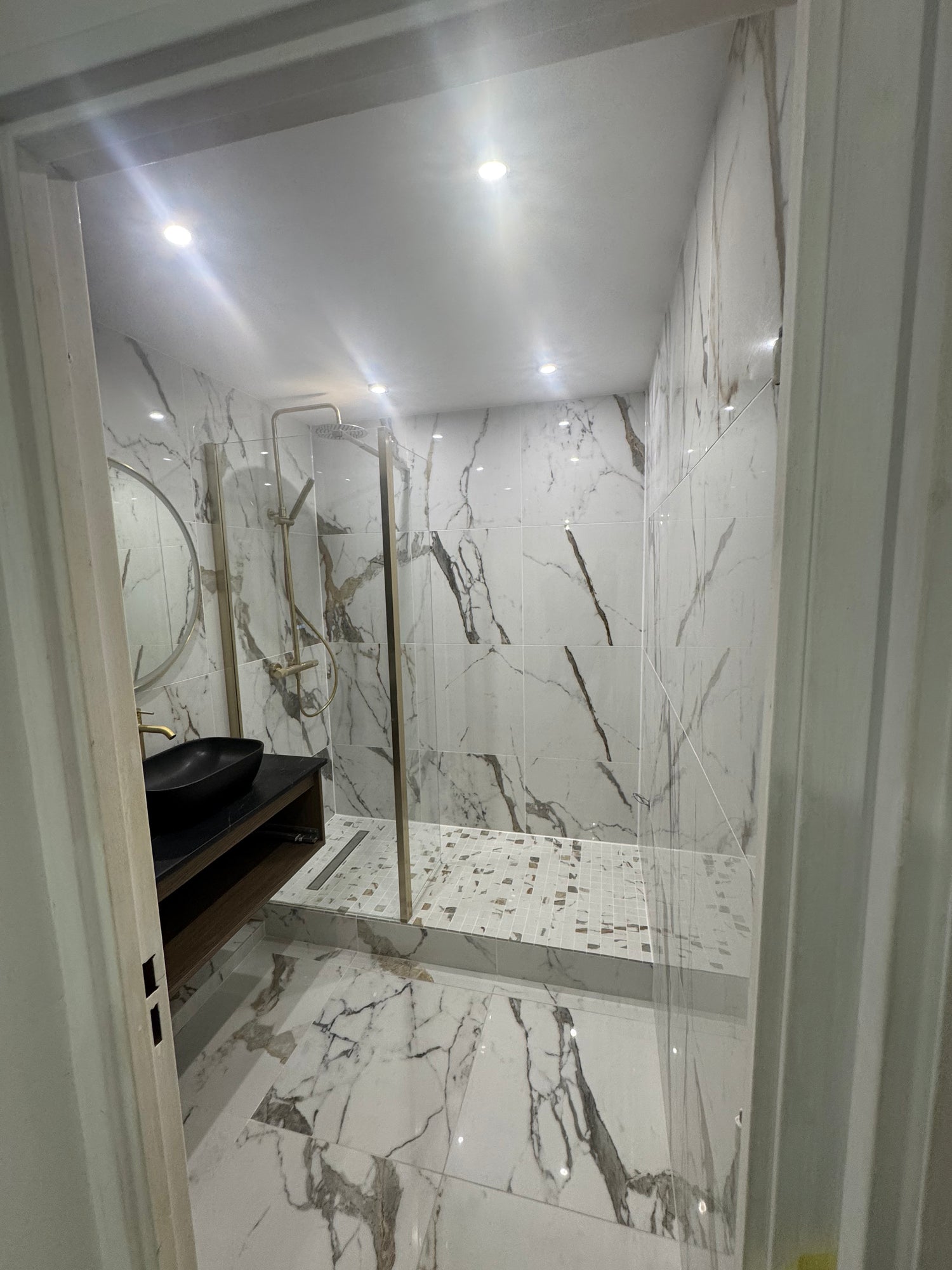 Vasque noire et meuble suspendu – salle de bain Paris 15 Meuble vasque suspendu avec vasque noire et miroir rond