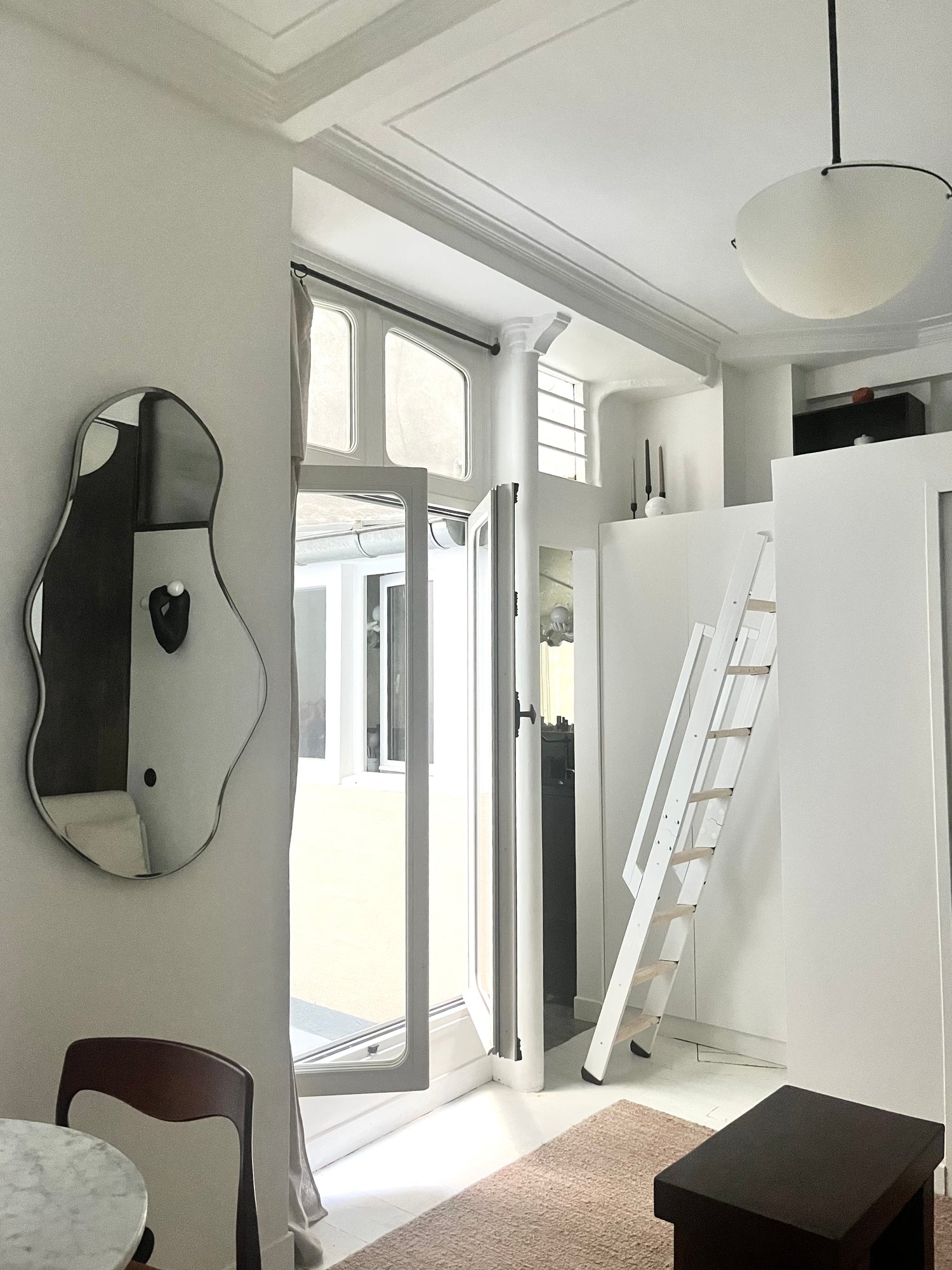 Mezzanine en bois avec lit intégré dans studio à Paris 9ème
