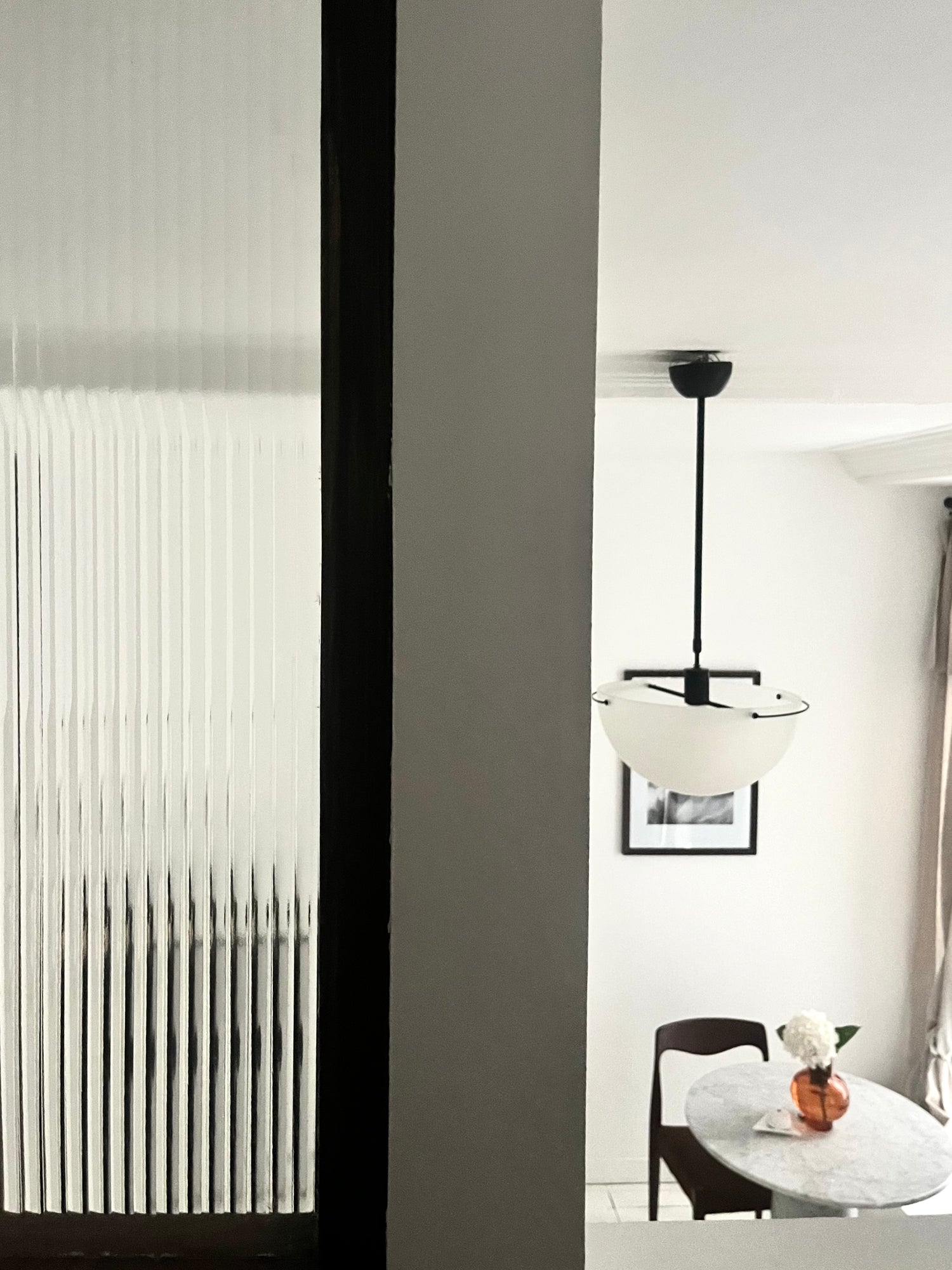 Vue globale du studio optimisé avec faux plafond et spots