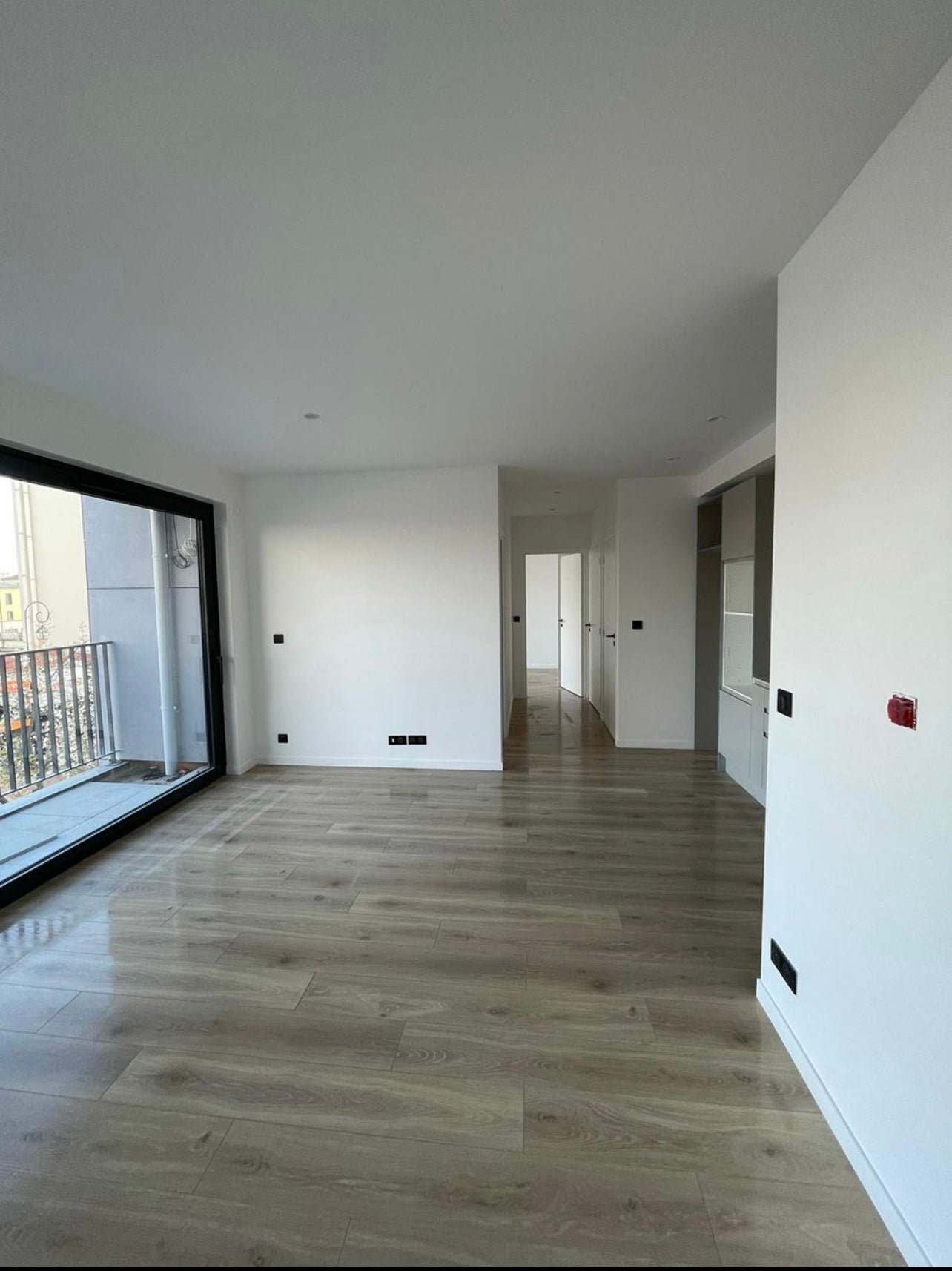 Couloir repeint avec sol rénové dans un appartement à Saclay