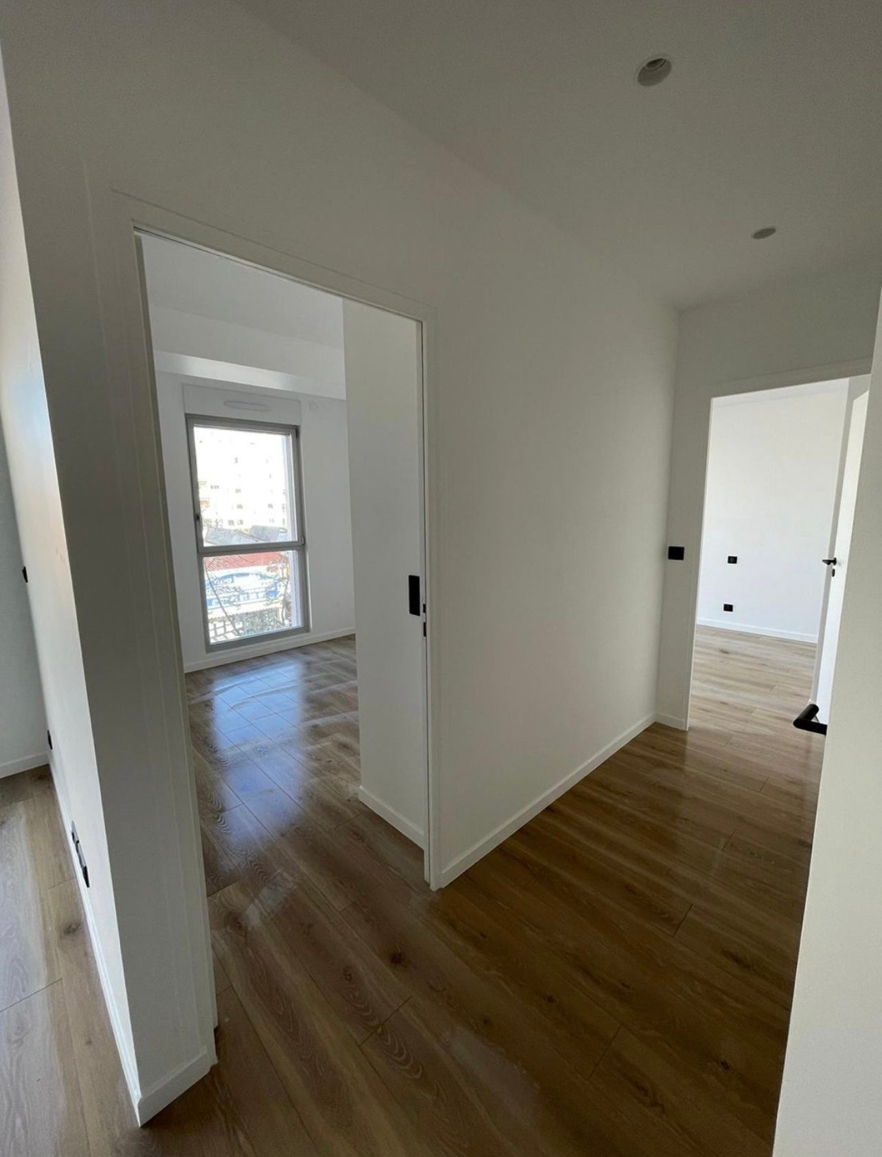 Chambre rénovée avec parquet et murs peints