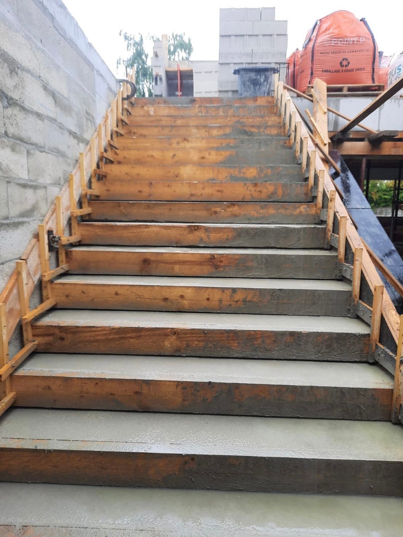 Escalier terminé avec finitions soignées et bois clair