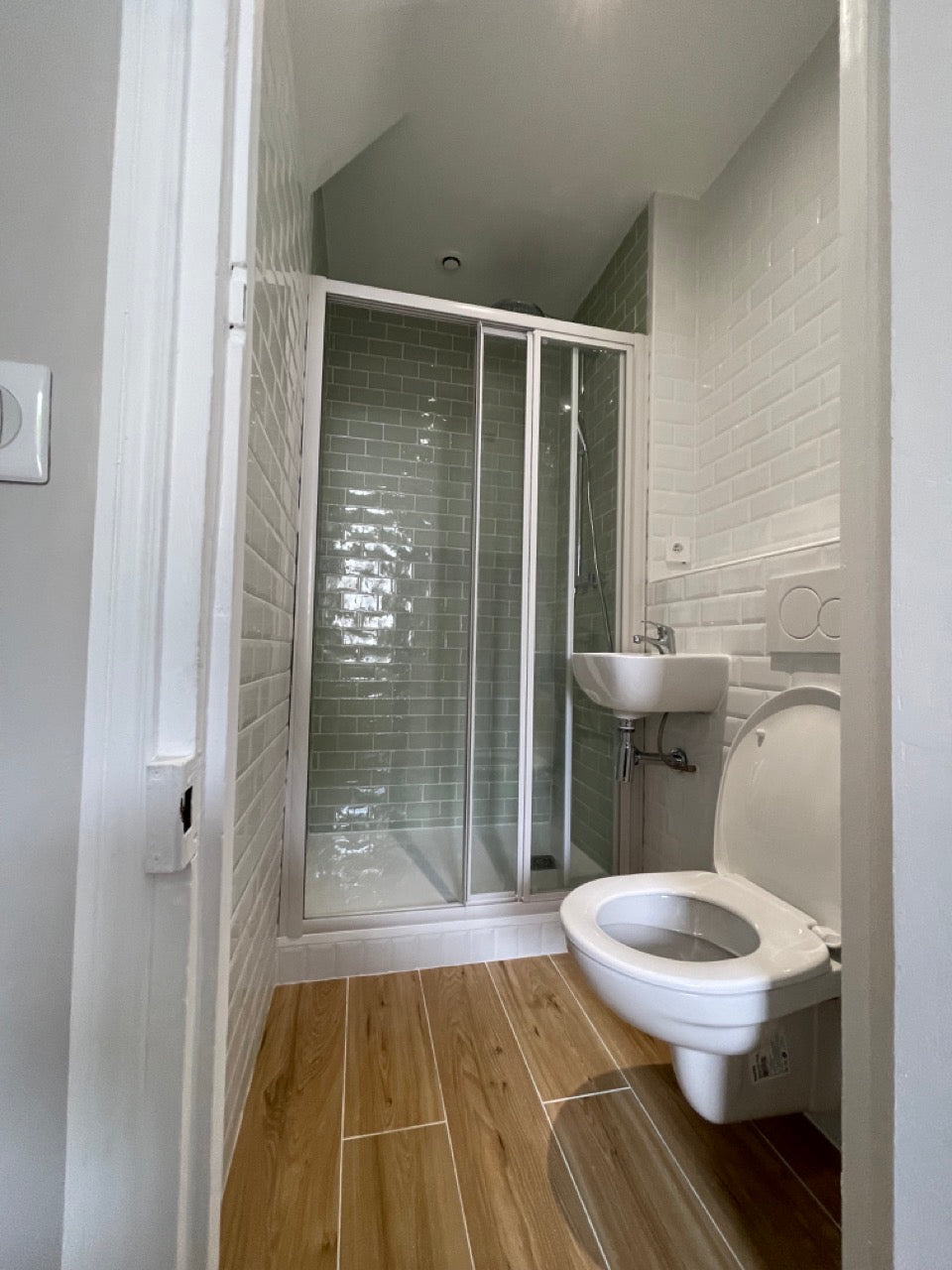 Douche moderne avec cloison séparative à Bougival