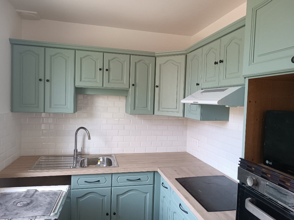 Vue d’ensemble de la cuisine après ponçage des meubles et rénovation
