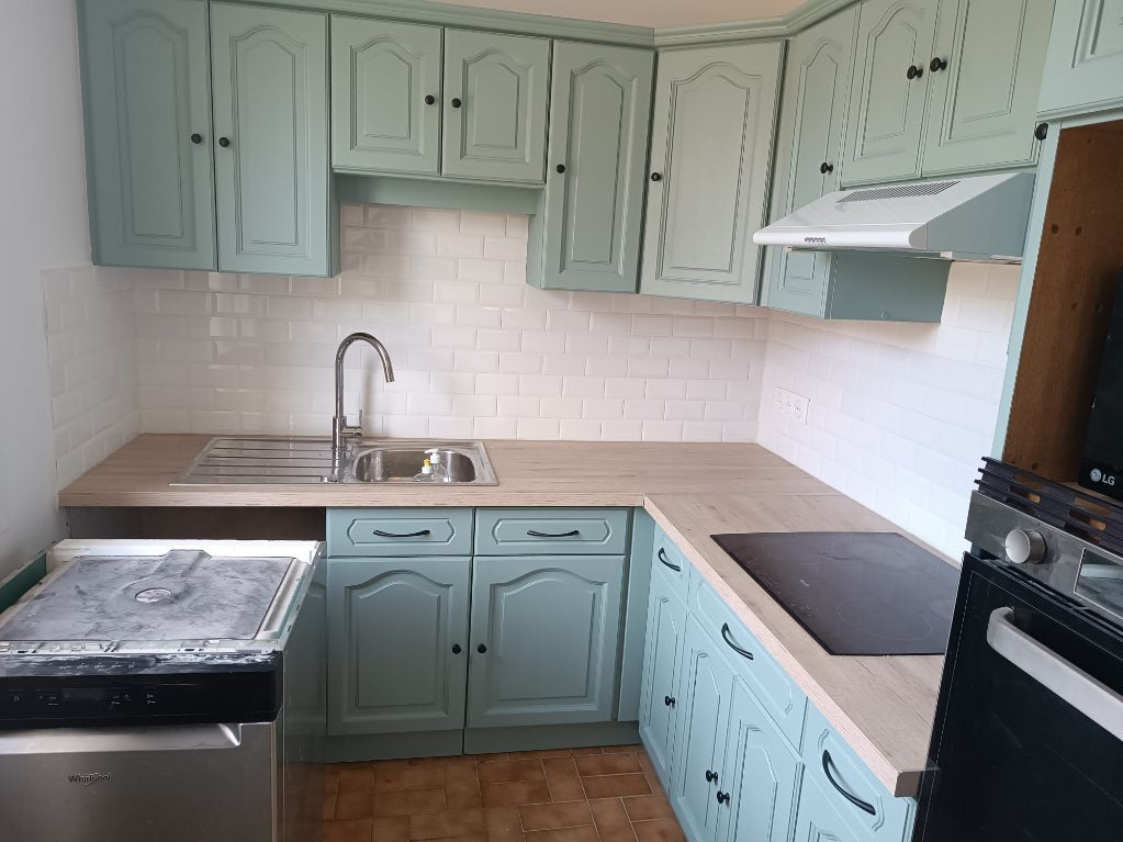 Cuisine après rénovation – G&M Bâtiment Cuisine rénovée à Magny-les-Hameaux avec nouveau plan de travail