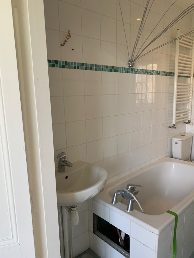 Ancienne salle de bain à Bougival avant les travaux