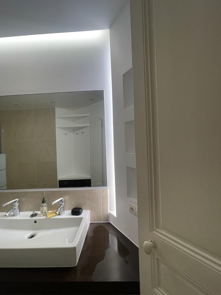 Paroi de douche à l’italienne avec colonne thermostatique